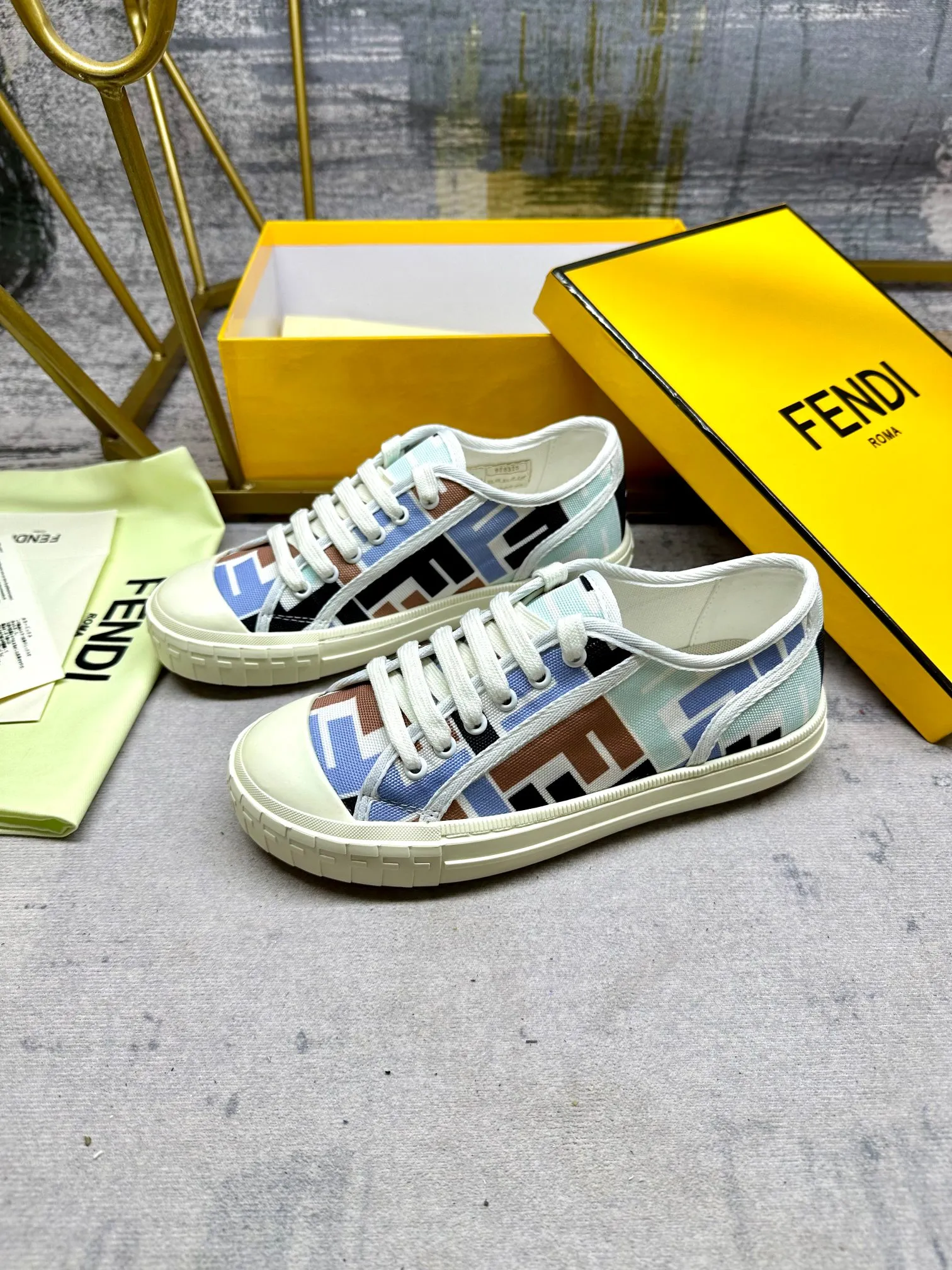 Couple style 💰460❤️Fendi Fendi's latest couple canvas shoes ❑ Fabric: Original customized imported jacquard canvas material ❑ Inner lining: Imported canvas material ❑ Sole: Original molded non-slip TPU outsole ❑ Bottom thickness: 2.5cm ❑ Size: Women's 35-40/Men's 39-45